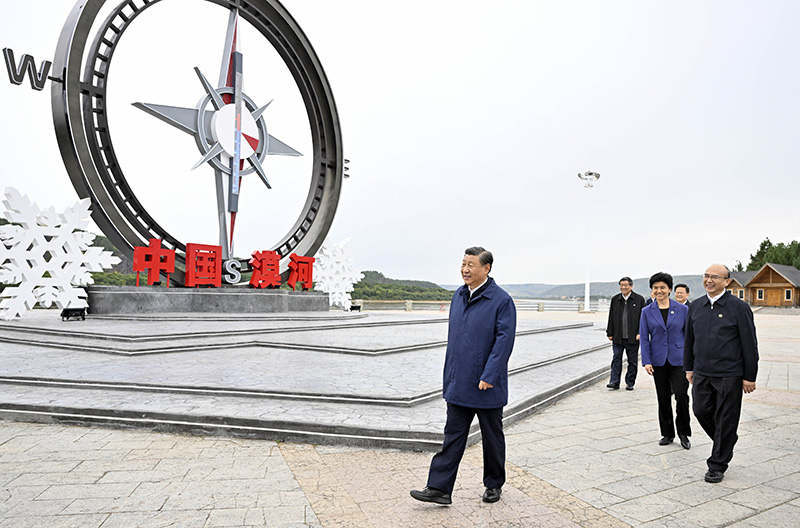 9月6日至8日,中共中央总书记、国家主席、中央军委主席习近平在黑龙江考察。这是6日下午,习近平在大兴安岭地区漠河市北极村考察。